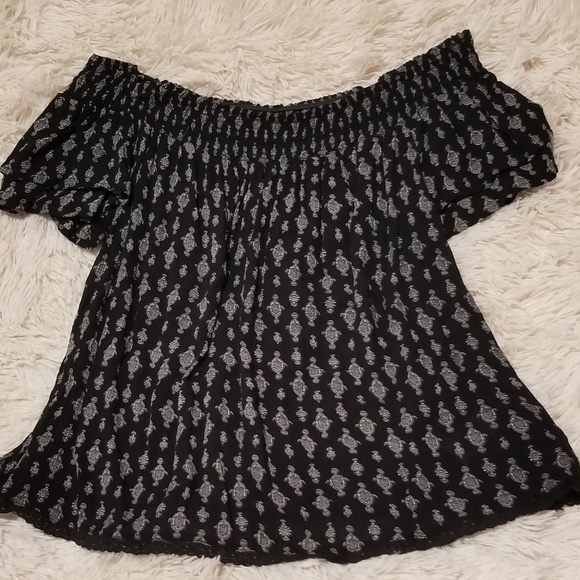 NWOT Off the Shoulder Top Small - Picture 2 of 4